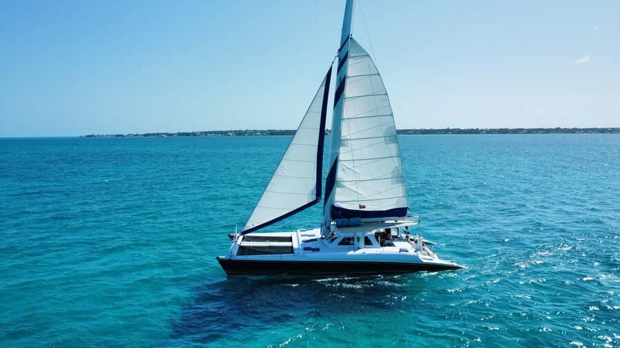 Bahamas: Swimming Pigs & Snorkeling Cruise with Lunch & Rum - The first cruise across New Providence waters