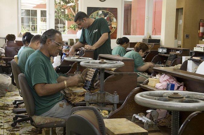 Cigar Demo and Rum Tasting at Graycliff Cigar Company - The hands-on rolling lesson
