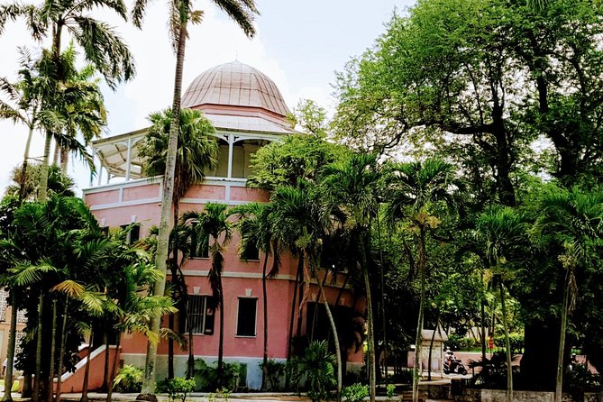 City Sight Seeing with Wine, Rum Cake and Conch Fritter Samples - Atlantis Casino and the limits of the visit