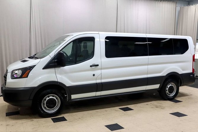 Direct Private Airport Transfer four or more Persons (one way) - From Nassau airport to your hotel without the taxi line