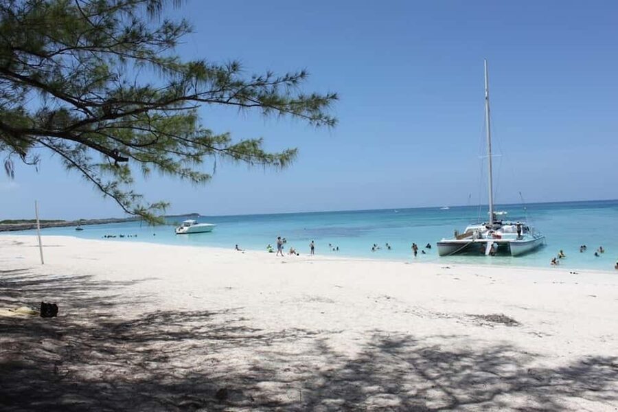 Full Day Sail and Snorkel with Turtles - The return sail through the islands and cays