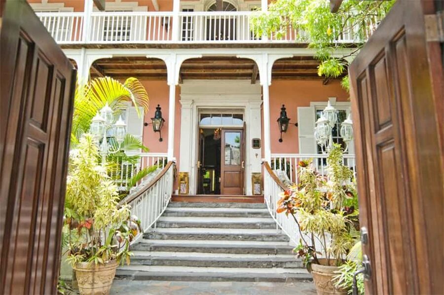 Nassau: Bites and Sites Food and Cultural Walking Tour - Old Nassau between bites