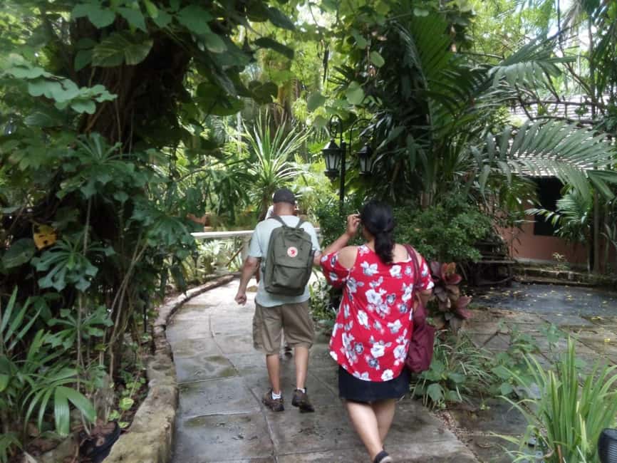 Nassau: Cultural Walking Tour of Downtown Nassau Attractions - Queen’s Staircase and the climb through Nassau