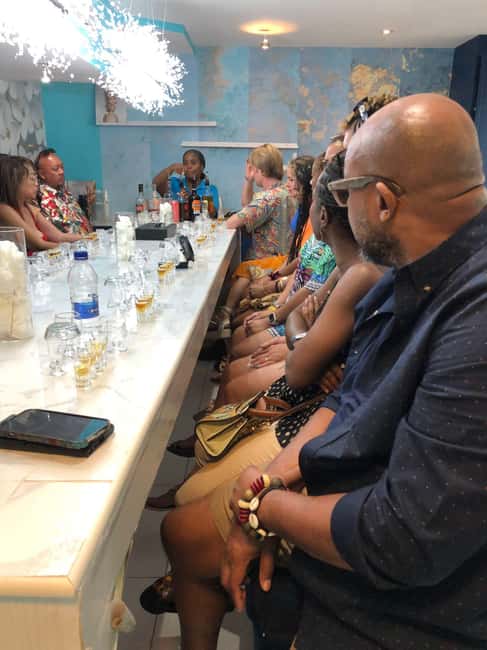 Nassau: Rum Cocktails and Fritter Making Experience - Meeting your Bahtours guide by the Queen Victoria Statue