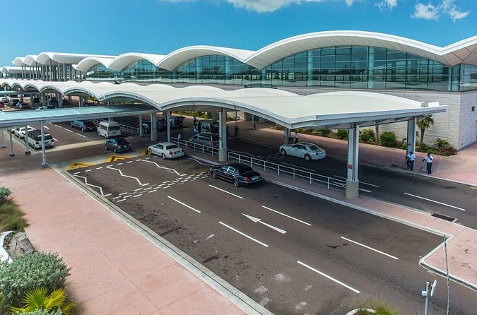 One Way Private Airport Transfer for 4 People or Less - A private start at Nassau airport