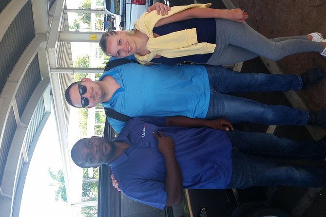 PRIVATE AirPort Transfer - Meeting your driver at Nassau airport