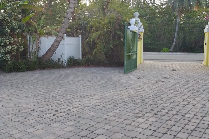 Private Airport Transfers Bahamar, Paradise Isld Airbnbs, Nassau. - Grocery and liquor stops can make the first evening easier