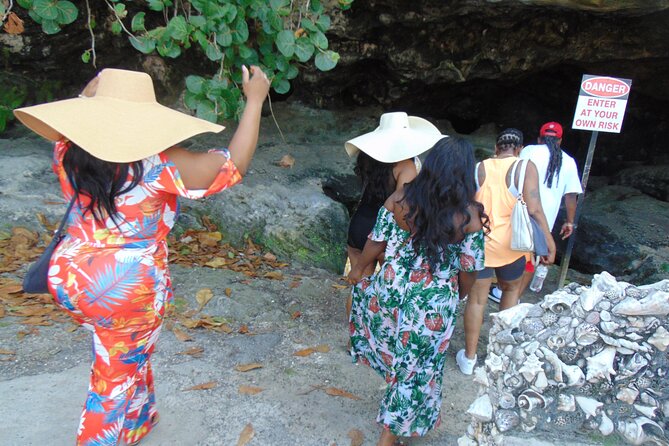 Private Guided Island Tour in Nassau Bahamas -Free Wifi & Drinks - Graycliff’s tunnels, chocolate, and cigar-making options