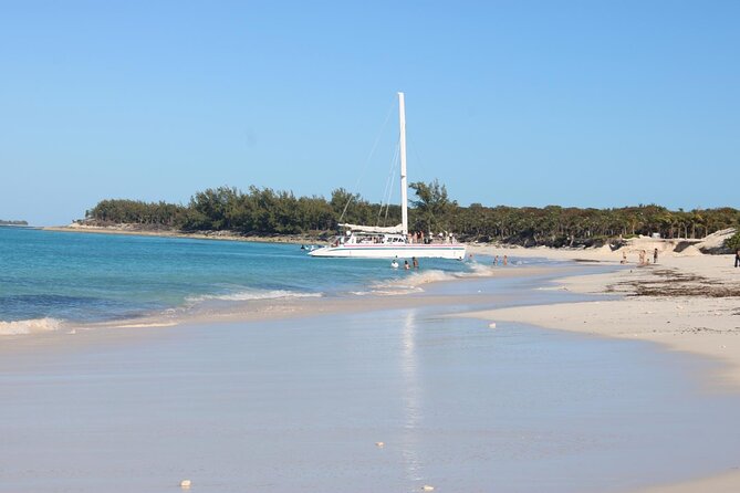 Private speed boat beach and bar hopping visiting Rose island - Why this private Nassau boat trip works