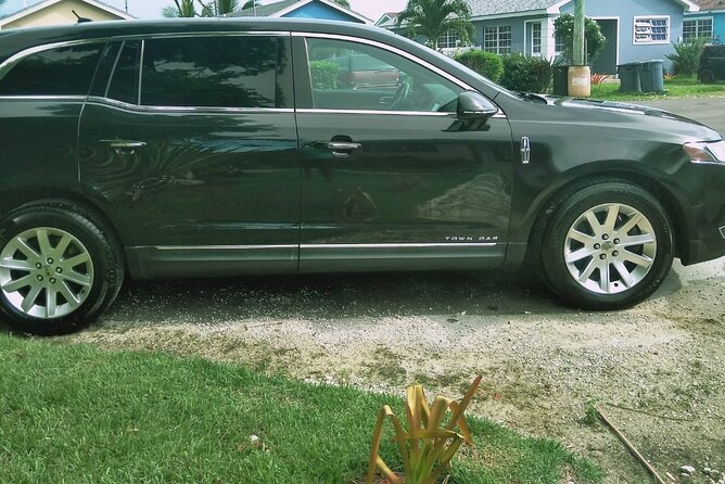 Round trip Airport Private Transfer (Nassau Limousine) - A calm start at Nassau Airport