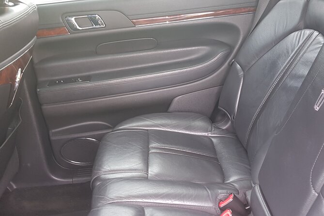 Round trip Airport Private Transfer (Nassau Limousine) - The outbound ride to your hotel or villa